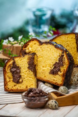 Panettone, İtalyan tatlı ekmeğidir. Taze pişmiş tatlı örülmüş ekmek. Doğu Avrupa taze pişmiş tatlı