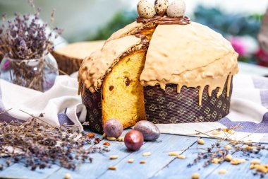Panettone, İtalyan tatlı ekmeğidir. Taze pişmiş tatlı örülmüş ekmek. Doğu Avrupa taze pişmiş tatlı