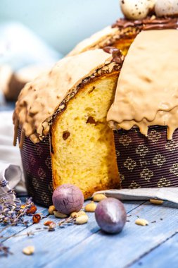 Panettone, İtalyan tatlı ekmeğidir. Taze pişmiş tatlı örülmüş ekmek. Doğu Avrupa taze pişmiş tatlı