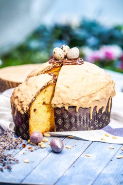 Panettone, İtalyan tatlı ekmeğidir. Taze pişmiş tatlı örülmüş ekmek. Doğu Avrupa taze pişmiş tatlı