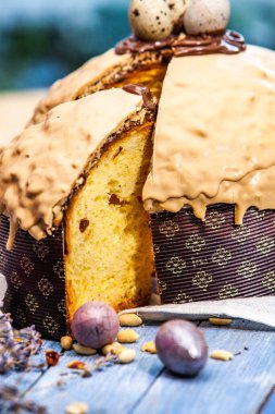 Panettone, İtalyan tatlı ekmeğidir. Taze pişmiş tatlı örülmüş ekmek. Doğu Avrupa taze pişmiş tatlı