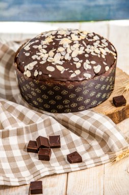 Panettone, İtalyan tatlı ekmeğidir. Taze pişmiş tatlı örülmüş ekmek. Doğu Avrupa taze pişmiş tatlı