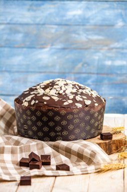 Panettone, İtalyan tatlı ekmeğidir. Taze pişmiş tatlı örülmüş ekmek. Doğu Avrupa taze pişmiş tatlı