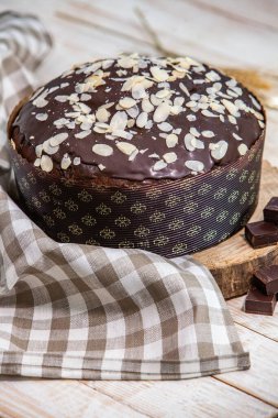 Panettone, İtalyan tatlı ekmeğidir. Taze pişmiş tatlı örülmüş ekmek. Doğu Avrupa taze pişmiş tatlı