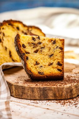 Panettone, İtalyan tatlı ekmeğidir. Taze pişmiş tatlı örülmüş ekmek. Doğu Avrupa taze pişmiş tatlı