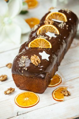 Panettone, İtalyan tatlı ekmeğidir. Taze pişmiş tatlı örülmüş ekmek. Doğu Avrupa taze pişmiş tatlı