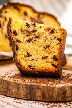 Panettone, İtalyan tatlı ekmeğidir. Taze pişmiş tatlı örülmüş ekmek. Doğu Avrupa taze pişmiş tatlı