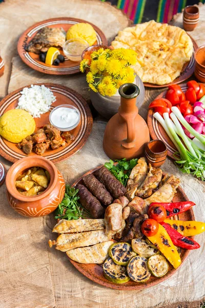 Comida Romena Caseira Com Carne Grelhada Polenta Legumes Platter Acampamento — Fotografia de Stock