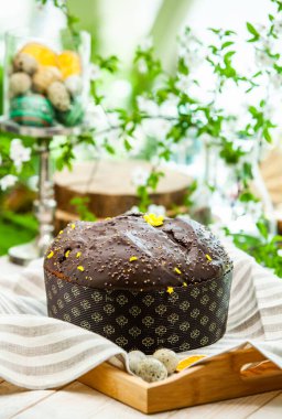 Panettone, İtalyan tatlı ekmeğidir. Taze pişmiş tatlı örülmüş ekmek. Doğu Avrupa taze pişmiş tatlı