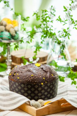 Panettone, İtalyan tatlı ekmeğidir. Taze pişmiş tatlı örülmüş ekmek. Doğu Avrupa taze pişmiş tatlı