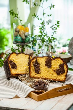 Panettone, İtalyan tatlı ekmeğidir. Taze pişmiş tatlı örülmüş ekmek. Doğu Avrupa taze pişmiş tatlı