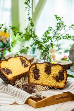 Panettone, İtalyan tatlı ekmeğidir. Taze pişmiş tatlı örülmüş ekmek. Doğu Avrupa taze pişmiş tatlı