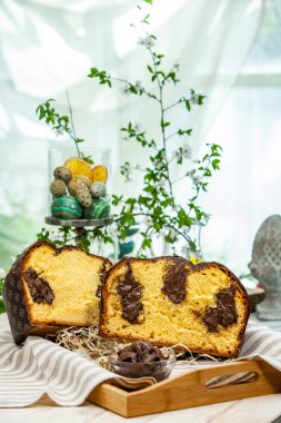 Panettone, İtalyan tatlı ekmeğidir. Taze pişmiş tatlı örülmüş ekmek. Doğu Avrupa taze pişmiş tatlı