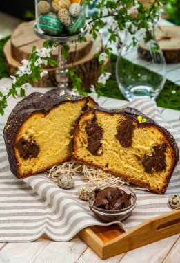 Panettone, İtalyan tatlı ekmeğidir. Taze pişmiş tatlı örülmüş ekmek. Doğu Avrupa taze pişmiş tatlı