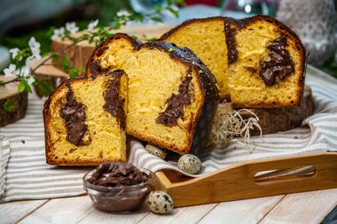 Panettone, İtalyan tatlı ekmeğidir. Taze pişmiş tatlı örülmüş ekmek. Doğu Avrupa taze pişmiş tatlı