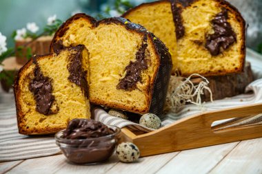Panettone, İtalyan tatlı ekmeğidir. Taze pişmiş tatlı örülmüş ekmek. Doğu Avrupa taze pişmiş tatlı
