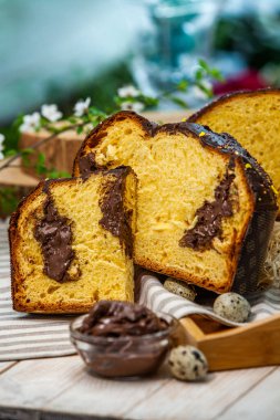 Panettone, İtalyan tatlı ekmeğidir. Taze pişmiş tatlı örülmüş ekmek. Doğu Avrupa taze pişmiş tatlı