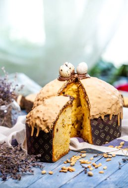 Panettone, İtalyan tatlı ekmeğidir. Taze pişmiş tatlı örülmüş ekmek. Doğu Avrupa taze pişmiş tatlı