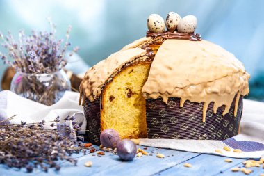 Panettone, İtalyan tatlı ekmeğidir. Taze pişmiş tatlı örülmüş ekmek. Doğu Avrupa taze pişmiş tatlı