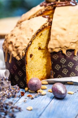 Panettone, İtalyan tatlı ekmeğidir. Taze pişmiş tatlı örülmüş ekmek. Doğu Avrupa taze pişmiş tatlı