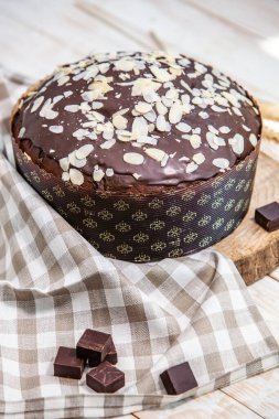 Panettone, İtalyan tatlı ekmeğidir. Taze pişmiş tatlı örülmüş ekmek. Doğu Avrupa taze pişmiş tatlı