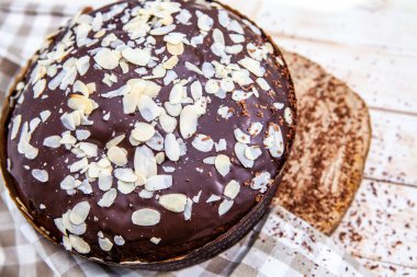 Panettone, İtalyan tatlı ekmeğidir. Taze pişmiş tatlı örülmüş ekmek. Doğu Avrupa taze pişmiş tatlı