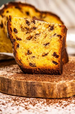 Panettone, İtalyan tatlı ekmeğidir. Taze pişmiş tatlı örülmüş ekmek. Doğu Avrupa taze pişmiş tatlı