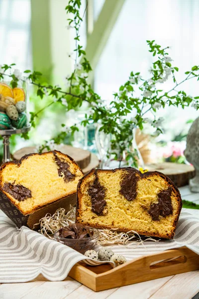Panettone, İtalyan tatlı ekmeğidir. Taze pişmiş tatlı örülmüş ekmek. Doğu Avrupa taze pişmiş tatlı