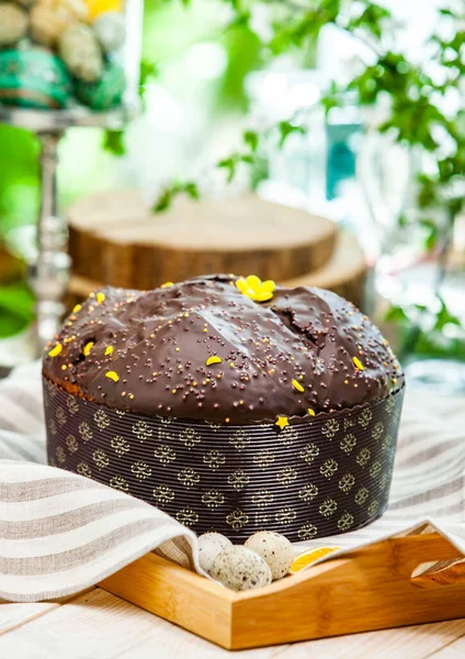 Panettone, İtalyan tatlı ekmeğidir. Taze pişmiş tatlı örülmüş ekmek. Doğu Avrupa taze pişmiş tatlı