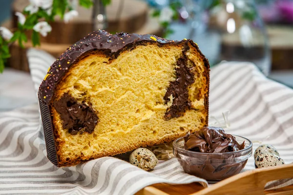 Panettone, İtalyan tatlı ekmeğidir. Taze pişmiş tatlı örülmüş ekmek. Doğu Avrupa taze pişmiş tatlı