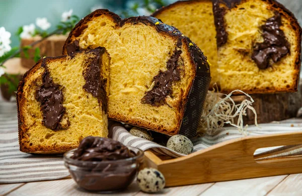 Panettone, İtalyan tatlı ekmeğidir. Taze pişmiş tatlı örülmüş ekmek. Doğu Avrupa taze pişmiş tatlı