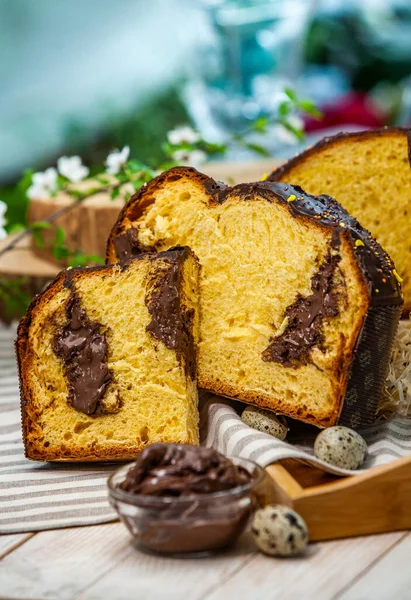 Panettone, İtalyan tatlı ekmeğidir. Taze pişmiş tatlı örülmüş ekmek. Doğu Avrupa taze pişmiş tatlı