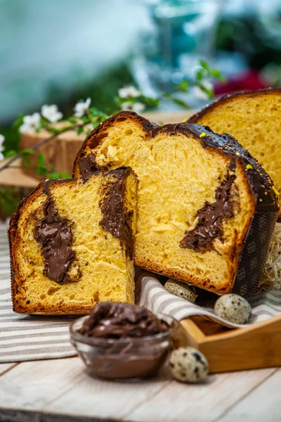Panettone, İtalyan tatlı ekmeğidir. Taze pişmiş tatlı örülmüş ekmek. Doğu Avrupa taze pişmiş tatlı