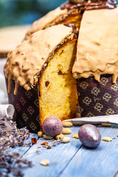 Panettone, İtalyan tatlı ekmeğidir. Taze pişmiş tatlı örülmüş ekmek. Doğu Avrupa taze pişmiş tatlı