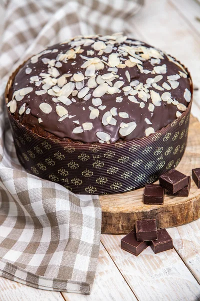 Panettone, İtalyan tatlı ekmeğidir. Taze pişmiş tatlı örülmüş ekmek. Doğu Avrupa taze pişmiş tatlı