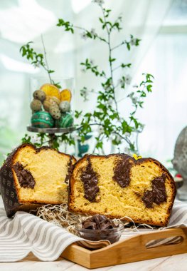 Ev yapımı Panettone. Geleneksel İtalyan tatlı ekmeği. Ahşap bir masada servis edilen bir dilimle Panettone.