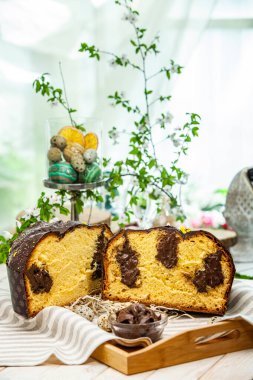 Ev yapımı Panettone. Geleneksel İtalyan tatlı ekmeği. Ahşap bir masada servis edilen bir dilimle Panettone.