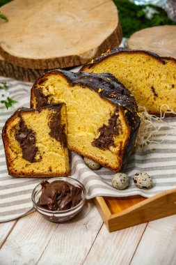Ev yapımı Panettone. Geleneksel İtalyan tatlı ekmeği. Ahşap bir masada servis edilen bir dilimle Panettone.