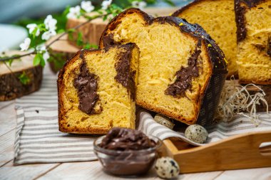 Ev yapımı Panettone. Geleneksel İtalyan tatlı ekmeği. Ahşap bir masada servis edilen bir dilimle Panettone.