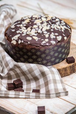 Ev yapımı Panettone. Geleneksel İtalyan tatlı ekmeği. Ahşap bir masada servis edilen bir dilimle Panettone.