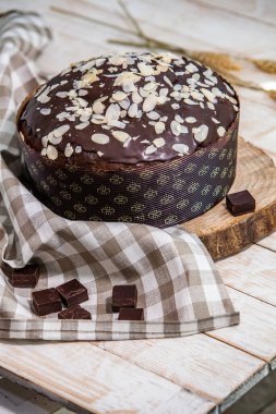 Ev yapımı Panettone. Geleneksel İtalyan tatlı ekmeği. Ahşap bir masada servis edilen bir dilimle Panettone.