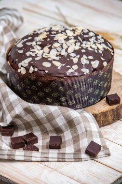 Ev yapımı Panettone. Geleneksel İtalyan tatlı ekmeği. Ahşap bir masada servis edilen bir dilimle Panettone.