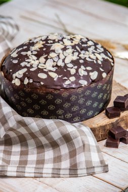 Ev yapımı Panettone. Geleneksel İtalyan tatlı ekmeği. Ahşap bir masada servis edilen bir dilimle Panettone.