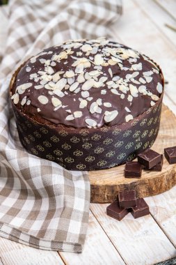 Ev yapımı Panettone. Geleneksel İtalyan tatlı ekmeği. Ahşap bir masada servis edilen bir dilimle Panettone.