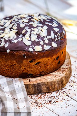 Ev yapımı Panettone. Geleneksel İtalyan tatlı ekmeği. Ahşap bir masada servis edilen bir dilimle Panettone.