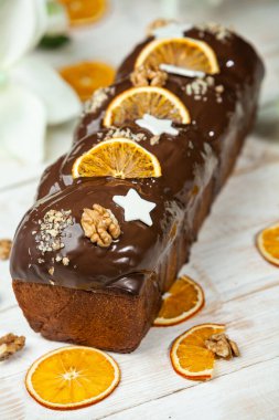 Ev yapımı Panettone. Geleneksel İtalyan tatlı ekmeği. Ahşap bir masada servis edilen bir dilimle Panettone.