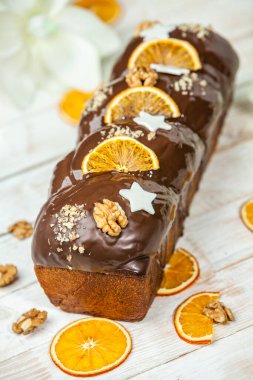 Ev yapımı Panettone. Geleneksel İtalyan tatlı ekmeği. Ahşap bir masada servis edilen bir dilimle Panettone.