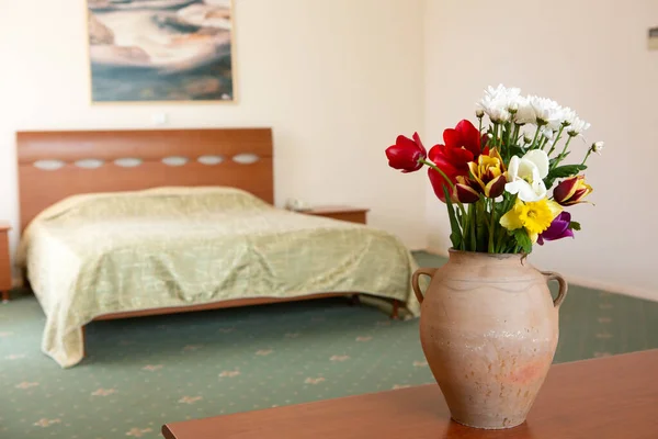 Otelin Içi Çinde Çiçekler Olan Bir Otel Odası — Stok fotoğraf