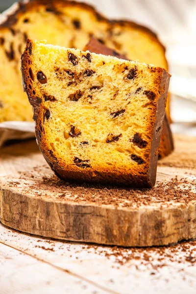 Yapımı Panettone Geleneksel Talyan Tatlı Ekmeği Ahşap Bir Masada Servis — Stok fotoğraf
