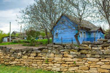 Moldova 'nın köylerinde terk edilmiş, eski, unutulmuş evlerle dolu bir manzara. Moldova Cumhuriyeti 'nde terk edilmiş bir ev. Depopulasyon kavramı.
